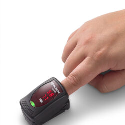 nonin onyx ii 9550 brukt på finger, viser SpO₂ og puls på LED-display