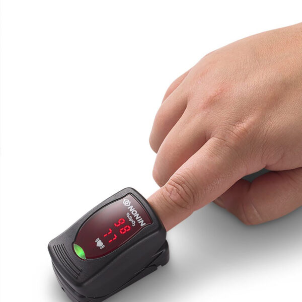 nonin onyx ii 9550 brukt på finger, viser SpO₂ og puls på LED-display